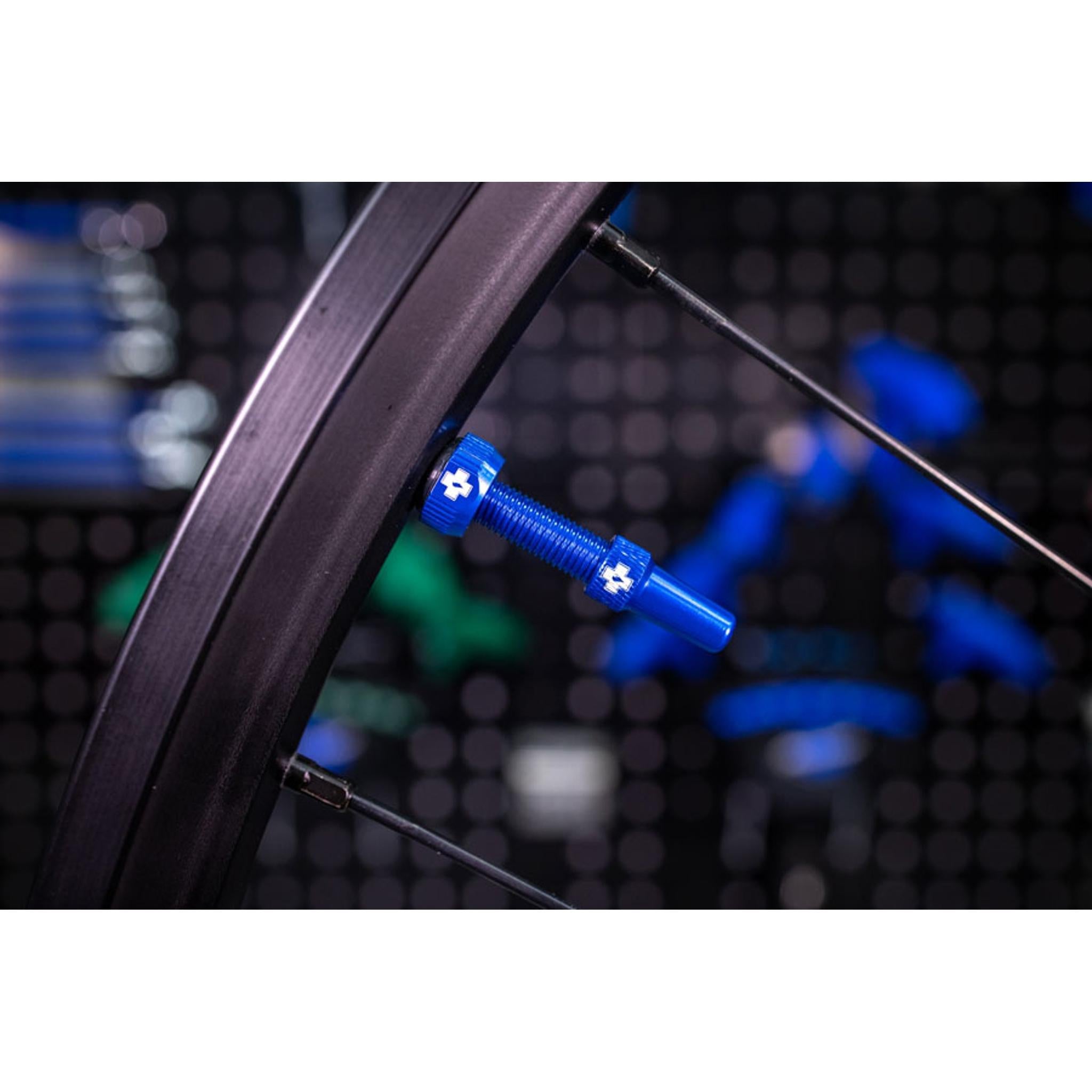 Muc-Off v2 Tubeless Presta Valve Kit 44mm Blue