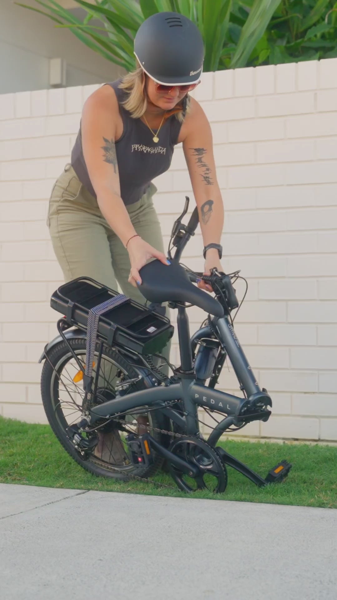 Load video: Pedal Dynamo 3 Electric Folding Bike Charcoal